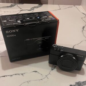SONY RX100VII like new, barely used; with original receipt
